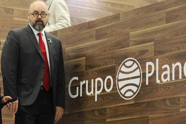 Carlos Ruiz Zafon bei Buchmesse in Guadalajara, Mexiko Spanish writer Carlos Ruiz Zafon poes during a a press conference during the 30th Internaitonal Book Fair of Guadalajara in Jalisco, Mexico. CARLOS RUIZ ZAFON AT THE INTERNATIONAL BOOK FAIR OF GUADALAJARA !ACHTUNG: NUR REDAKTIONELLE NUTZUNG!  MEX002 20161128-636159674186068398