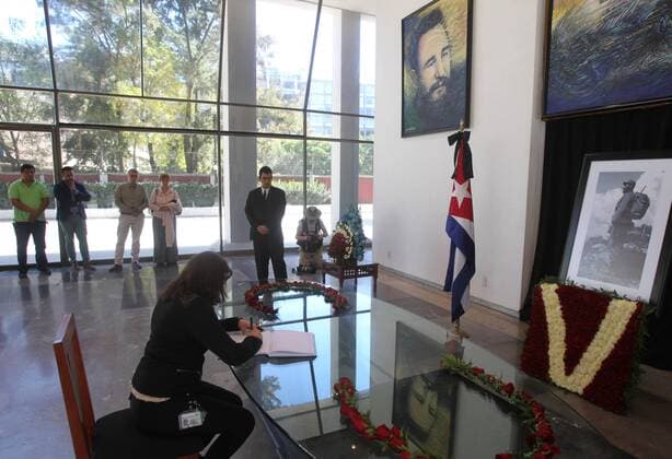 Trauer um Fidel Castro in Mexiko A woman signs a condolences book for the death of Cuban former President Fidel Castro at the Cuban Embassy in Mexico City, Mexico, 28 November 2016. EFE Mario Guzman MEXICANS SIGN CONDOLENCES BOOK FOLLOWING FIDEL CASTRO S DEATH !ACHTUNG: NUR REDAKTIONELLE NUTZUNG!  MEX003 20161128-636159679359768428