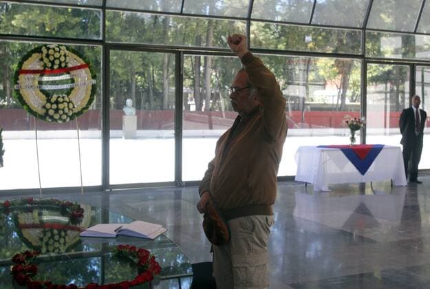 Trauer um Fidel Castro in Mexiko A man salutes after signing a condolences book for the death of Cuban former President Fidel Castro at the Cuban Embassy in Mexico City, Mexico, 28 November 2016. EFE Mario Guzman MEXICANS SIGN CONDOLENCES BOOK FOLLOWING FIDEL CASTRO S DEATH !ACHTUNG: NUR REDAKTIONELLE NUTZUNG!  MEX003 20161128-636159679990476428