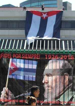 Trauer um Fidel Castro in Mexiko Workers unfold a Cuban flag after the death of Cuban former President Fidel Castro at the Cuban Embassy in Mexico City, Mexico, 28 November 2016. EFE Mario Guzman MEXICANS SIGN CONDOLENCES BOOK FOLLOWING FIDEL CASTRO S DEATH !ACHTUNG: NUR REDAKTIONELLE NUTZUNG!  MEX003 20161128-636159686391161711