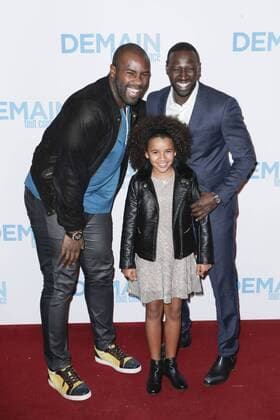 Teddy Riner Omar Sy und Gloria Colston - Vor Filmpremiere Premiere - Demain tout commence Plötzlich Papa - Grand Rex Paris - 28 11 2016 GwendolineLeGoff Panoramic 