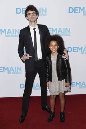 Hugo Gelin und Gloria Colston - Vor Filmpremiere Premiere - Demain tout commence Plötzlich Papa - Grand Rex Paris - 28 11 2016 GwendolineLeGoff Panoramic 
