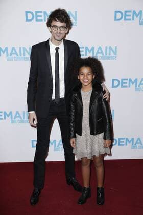 Hugo Gelin und Gloria Colston - Vor Filmpremiere Premiere - Demain tout commence Plötzlich Papa - Grand Rex Paris - 28 11 2016 GwendolineLeGoff Panoramic 