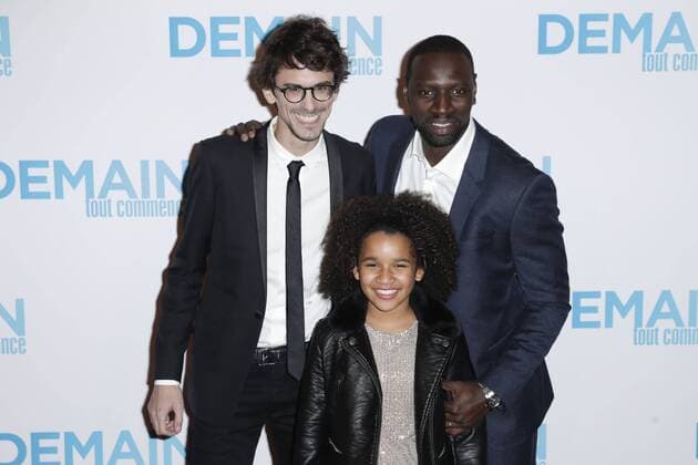 Hugo Gelin Omar Sy und Gloria Colston - Vor Filmpremiere Premiere - Demain tout commence Plötzlich Papa - Grand Rex Paris - 28 11 2016 GwendolineLeGoff Panoramic 