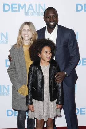 Clemence Poesy Omar Sy und Gloria Colston - Vor Filmpremiere Premiere - Demain tout commence Plötzlich Papa - Grand Rex Paris - 28 11 2016 GwendolineLeGoff Panoramic 