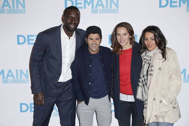Omar Sy mit Jamel Debouze Melissa Theuriau und Nawel Debouze - Vor Filmpremiere Premiere - Demain tout commence Plötzlich Papa - Grand Rex Paris - 28 11 2016 GwendolineLeGoff Panoramic 
