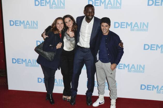 Omar Sy und Helene mit Frau Jamel Debouze und Melissa Theuriau - Vor Filmpremiere Premiere - Demain tout commence Plötzlich Papa - Grand Rex Paris - 28 11 2016 GwendolineLeGoff Panoramic 