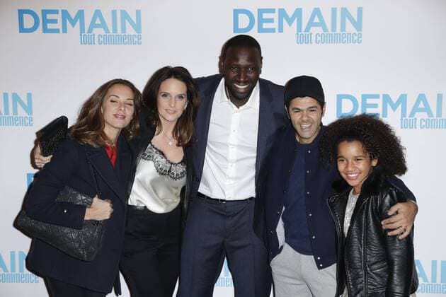 Omar Sy und Helene mit Frau Jamel Debouze und Melissa Theuriau Gloria Colston - Vor Filmpremiere Premiere - Demain tout commence Plötzlich Papa - Grand Rex Paris - 28 11 2016 GwendolineLeGoff Panoramic 
