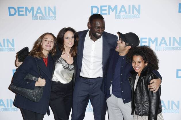 Omar Sy und Helene mit Frau Jamel Debouze und Melissa Theuriau Gloria Colston - Vor Filmpremiere Premiere - Demain tout commence Plötzlich Papa - Grand Rex Paris - 28 11 2016 GwendolineLeGoff Panoramic 