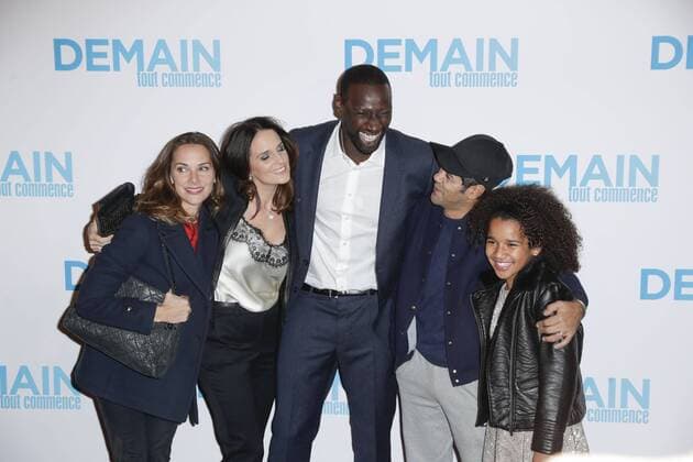 Omar Sy und Helene mit Frau Jamel Debouze und Melissa Theuriau Gloria Colston - Vor Filmpremiere Premiere - Demain tout commence Plötzlich Papa - Grand Rex Paris - 28 11 2016 GwendolineLeGoff Panoramic 