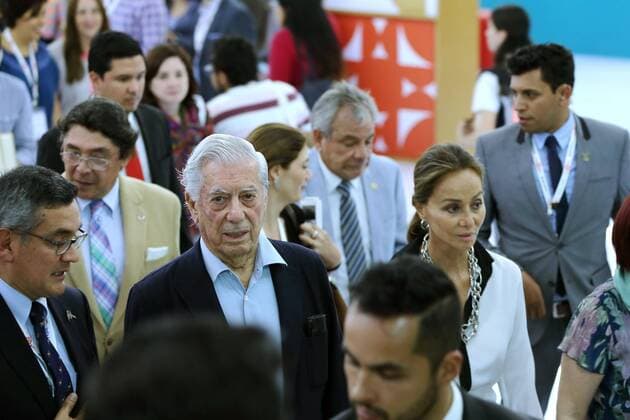 Peruvian writer and Nobel Literature Prize Mario Vargas Llosa (C) and his partner Isabel Preyslet attend the 30th Internaitonal Book Fair of Guadalajara in Jalisco, Mexico. PERUVIAN WRITER AND NOBEL LITERATURE PRIZE AT THE INTERNATIONAL BOOK FAIR OF GUADALAJARA !ACHTUNG: NUR REDAKTIONELLE NUTZUNG!  MEX002 20161129-636159776014570927