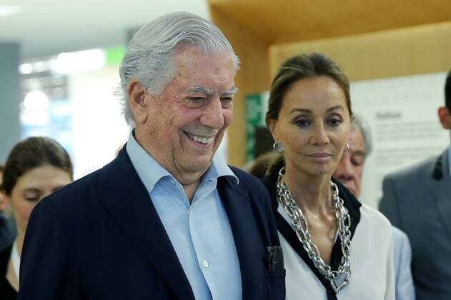 Peruvian writer and Nobel Literature Prize Mario Vargas Llosa (L) and his partner Isabel Preysler attend the 30th Internaitonal Book Fair of Guadalajara in Jalisco, Mexico. PERUVIAN WRITER AND NOBEL LITERATURE PRIZE AT THE INTERNATIONAL BOOK FAIR OF GUADALAJARA !ACHTUNG: NUR REDAKTIONELLE NUTZUNG!  MEX002 20161129-636159776029547023