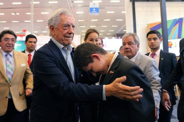 Peruvian writer and Nobel Literature Prize Mario Vargas Llosa (L) and his partner Isabel Preysler (C, back) attend the 30th Internaitonal Book Fair of Guadalajara in Jalisco, Mexico. PERUVIAN WRITER AND NOBEL LITERATURE PRIZE AT THE INTERNATIONAL BOOK FAIR OF GUADALAJARA !ACHTUNG: NUR REDAKTIONELLE NUTZUNG!  MEX002 20161129-636159778679304561