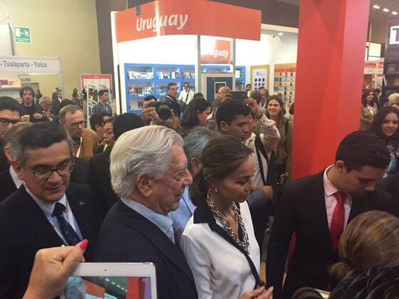 Peruvian writer and Nobel Literature Prize Mario Vargas Llosa (L) and his partner Isabel Preysler (C) attend the 30th Internaitonal Book Fair of Guadalajara in Jalisco, Mexico. PERUVIAN WRITER AND NOBEL LITERATURE PRIZE AT THE INTERNATIONAL BOOK FAIR OF GUADALAJARA !ACHTUNG: NUR REDAKTIONELLE NUTZUNG!  MEX002 20161129-636159781900928925
