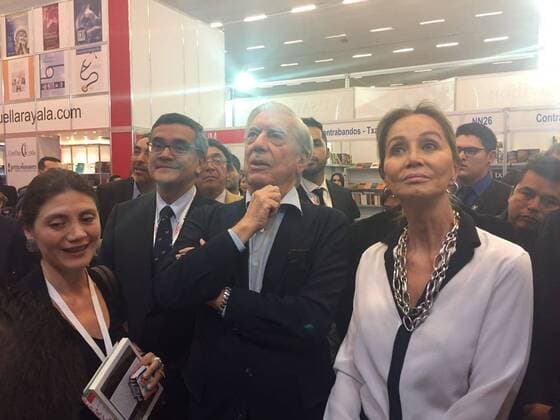 Peruvian writer and Nobel Literature Prize Mario Vargas Llosa (L) and his partner Isabel Preysler (C) attend the 30th Internaitonal Book Fair of Guadalajara in Jalisco, Mexico. PERUVIAN WRITER AND NOBEL LITERATURE PRIZE AT THE INTERNATIONAL BOOK FAIR OF GUADALAJARA !ACHTUNG: NUR REDAKTIONELLE NUTZUNG!  MEX002 20161129-636159781906544601