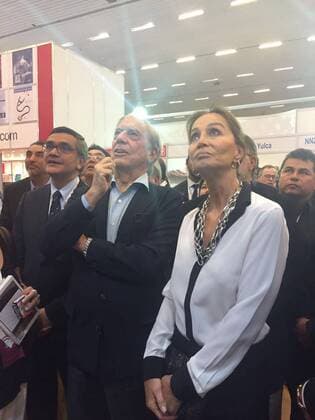 Peruvian writer and Nobel Literature Prize Mario Vargas Llosa (L) and his partner Isabel Preysler (R) attend the 30th Internaitonal Book Fair of Guadalajara in Jalisco, Mexico. PERUVIAN WRITER AND NOBEL LITERATURE PRIZE AT THE INTERNATIONAL BOOK FAIR OF GUADALAJARA !ACHTUNG: NUR REDAKTIONELLE NUTZUNG!  MEX002 20161129-636159782517873330
