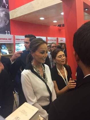 Peruvian writer and Nobel Literature Prize Mario Vargas Llosa (out of frame) and his partner Isabel Preysler (C) attend the 30th Internaitonal Book Fair of Guadalajara in Jalisco, Mexico. PERUVIAN WRITER AND NOBEL LITERATURE PRIZE AT THE INTERNATIONAL BOOK FAIR OF GUADALAJARA !ACHTUNG: NUR REDAKTIONELLE NUTZUNG!  MEX002 20161129-636159782523177024