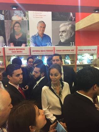 Peruvian writer and Nobel Literature Prize Mario Vargas Llosa (out of frame) and his partner Isabel Preysler (C) attend the 30th Internaitonal Book Fair of Guadalajara in Jalisco, Mexico. PERUVIAN WRITER AND NOBEL LITERATURE PRIZE AT THE INTERNATIONAL BOOK FAIR OF GUADALAJARA !ACHTUNG: NUR REDAKTIONELLE NUTZUNG!  MEX002 20161129-636159782532068511
