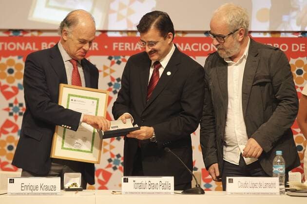 Mexican writer and historian Enrique Krauze (R), director of University of Guadalajara, Tonatiuh Bravo Padilla (C) and Spanish editor Claudio Lopez de Lamadrid (R) attends an homage to Krauze at the third day of the International Book Fair of Guadalajara in Guadalajara, Mexico, 28 November 2016. EPA CARLOS ZEPEDA INTERNATIONAL BOOK FAIR OF GUADALAJARA !ACHTUNG: NUR REDAKTIONELLE NUTZUNG!  cmm 20161129-636159888340954876