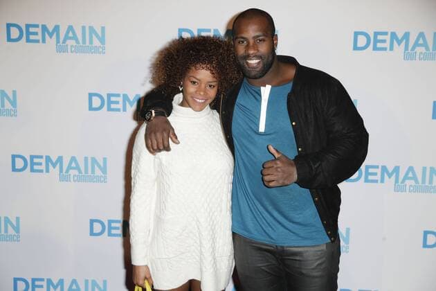 Teddy Riner und sa compagne Luthna Plocus - Vor Filmpremiere Premiere - Demain tout commence Plötzlich Papa - Grand Rex Paris - 28 11 2016 GwendolineLeGoff Panoramic 