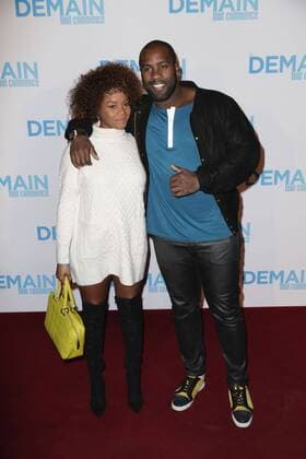Teddy Riner und sa compagne Luthna Plocus - Vor Filmpremiere Premiere - Demain tout commence Plötzlich Papa - Grand Rex Paris - 28 11 2016 GwendolineLeGoff Panoramic 