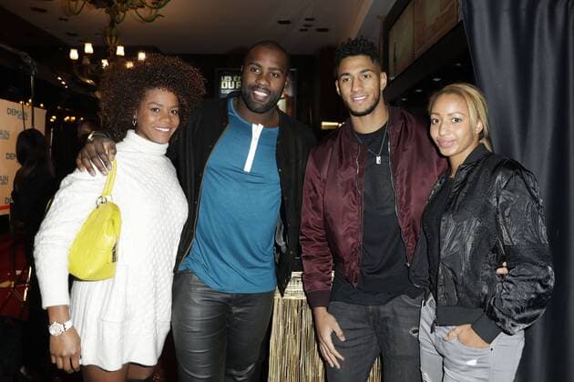 Teddy Riner und sa compagne Luthna Plocus mit Tony Yoka und Estelle Mossely - Vor Filmpremiere Premiere - Demain tout commence Plötzlich Papa - Grand Rex Paris - 28 11 2016 GwendolineLeGoff Panoramic 