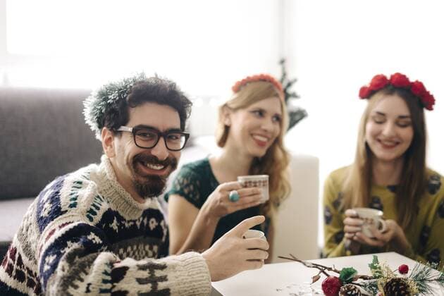 IMAGO Creative: Kimawandel - Weihnachten, Weihnachtsessen vegan Portrait of smiling man relaxing with friends at Christmas time model released Symbolfoto  LCUF00067