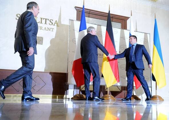 Ukraine-Konflikt: Treffen der AuÃŸenminister in Minsk MINSK, BELARUS - NOVEMBER 29, 2016: Russia s minister of foreign affaris Sergei Lavrov, France s minister of foreign affairs Jean-Marc Ayrault, and Ukraine s minister of foreign affairs Pavlo (Pavel) Klimkin (L-R) shake hands at a meeting of foreign ministers of the Normandy Four at the President Hotel. Viktor Drachev TASS  TS0392B2