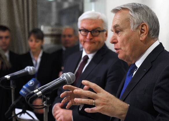Ukraine-Konflikt: Treffen der AuÃŸenminister in Minsk MINSK, BELARUS - NOVEMBER 29, 2016: France s minister of foreign affairs Jean-Marc Ayrault (front) and Germany s minister of foreign affairs Frank-Walter Steinmeier talk to the media after a meeting of foreign ministers of the Normandy Four at the President Hotel. Viktor Drachev TASS  TS03933A