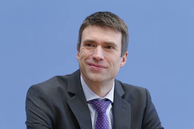 Stefan Müller 2016-11-29, Berlin, Deutschland - Stefan Müller (CSU), Parlamentarischer Staatssekretär im Bundesministerium für Bildung und Forschung, vor der Bundespressekonferenz bei der Vorstellung der Ergebnisse aus der International Mathematics and Science Study (TIMSS) 2015, das die Kompetenzen von Grundschulkindern der vierten Jahrgangsstufe im internationalen Vergleich abbildet.