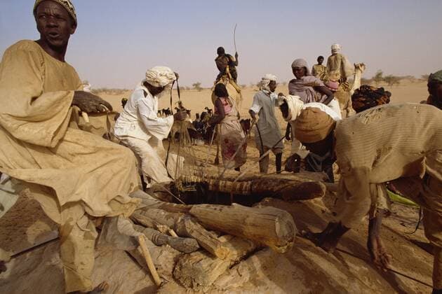 IMAGO Creative: Hunger People at well during famine in 1997, Darfur, Sudan, Africa Copyright: LibaxTaylor 640-797