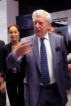 Peruvian writer and Nobel Literature Prize Mario Vargas Llosa (R) and his partner Isabel Preysler (L) attend the opening of the Docummentray Center of Ibero American Literature Carmen Balcells during the 30th International Book Fair of Guadalajara, Jalisco, Mexico, 29 November 2016. PREUVIAN WRITER AND NOBEL LITERATURE PRIZE MARIO VARGAS LLOSA AT THE INTERNATIONAL BOOK FAIR OF GUADALAJARA !ACHTUNG: NUR REDAKTIONELLE NUTZUNG!  MEX001 20161129-636160528591167705