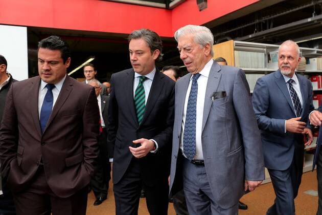 Preuvian writer and Nobel Literature Prize Mario Vargas Llosa (2R), Mexican Education Secretary Aurelio Nuno (C) and Jalisco Governor Aristoteles Sandoval (L) attend the opening of the Docummentray Center of Ibero American Literature Carmen Balcells during the 30th International Book Fair of Guadalajara, Jalisco, Mexico, 29 November 2016. PREUVIAN WRITER AND NOBEL LITERATURE PRIZE MARIO VARGAS LLOSA AT THE INTERNATIONAL BOOK FAIR OF GUADALAJARA !ACHTUNG: NUR REDAKTIONELLE NUTZUNG!  MEX001 20161129-636160546995673887