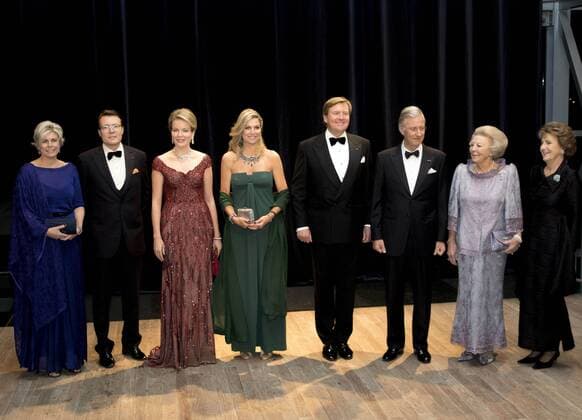 Bilder des Tages Belgische und niederländische Königsfamilien besuchen Konzert in Den Haag 29-11-2016 The Hague Queen Maxima and Queen Mathilde and King Willem-Alexander and King Filip and Princess Beatrix and Princess Laurentien and Prince Constantijn and Princess visiting a concert with the National Orchestra of Belgium and Ozark Henry at the muziekbuilding ’t IJ on the 2nd day of the 3 day statevisit to the Netherlands.  Copyright: ppex