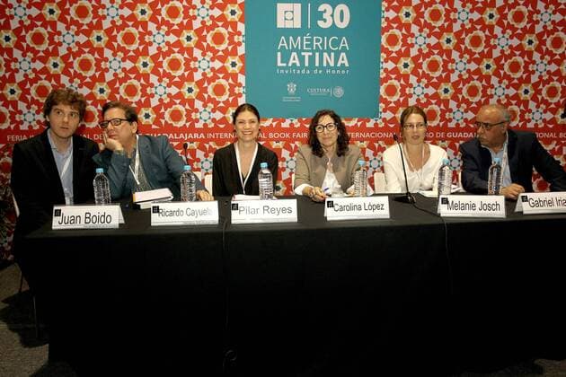 (L-R) Argentinian writer Juan Boido, Mexican-Spanish writer Ricardo Cayuela, Alfaguara s Editorial Director Pilar Reyes, Roberto Bolano s widow Carolina Lopez, Random House Mondadori s Editorial Director for Chile Melanie Josch and Editorial Director of Penguin Random House Gabriel Iriarte deliver a press conference during the 30th International Book Fair of Guadalajara, Jalisco, Mexico, 29 November 2016. INTERNATIONAL BOOK FAIR OF GUADALAJARA !ACHTUNG: NUR REDAKTIONELLE NUTZUNG!  MEX001 20161129-636160566168828456