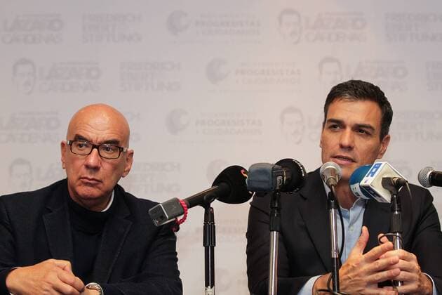 Former leader of the Spanish Socialist Party PSOE Pedro Sanchez (R) and National Coordinator of the Citizen Movement Dante Delgado (L) deliver a presser after the conference The social-democrat leadership in Europe during the forum Progressive Movements and Citizens in Latin America and Europe in Mexico City, Mexico, 29 November 2016. PROGRESSIVE MOVEMENTS AND CITIZENS IN LATIN AMERICA AND EUROPE FORUM IN MEXICO !ACHTUNG: NUR REDAKTIONELLE NUTZUNG!  MEX002 20161129-636160578798594472