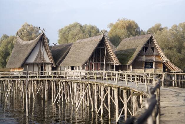 Rekonstruktionen von Pfahlbauten aus der Stein- und Bronzezeit, Museum UNESCO Weltkulturerbe, Bodensee, Herbst, Holzhäuser, Wasser, Forschung
