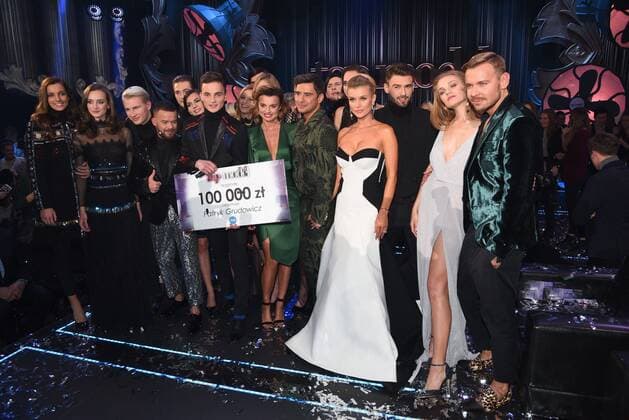 Joanna Krupa hosts the final of 6th edition of Poland s Top Model in Warsaw PATRYK GRUDOWICZ JOANNA KRUPA ANNA JAGODZINSKA Joanna Krupa hosts the final of 6th edition of Poland s Top Model on November 29, 2016 in Warsaw, Poland. EN_01236476_0103 