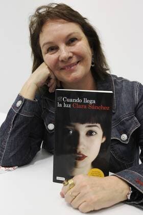 Spanis wirter Clara Sanchez poses with her last work Cuando llega la luz (When the light come) during the fouth day of the 30th edition of the Guadalajara International Book Fair (FIL). In the city of Guadalajara, Mexico, 29 November 2016. Spanis wirter Clara Sanchez !ACHTUNG: NUR REDAKTIONELLE NUTZUNG!  20161130-636161248494052945