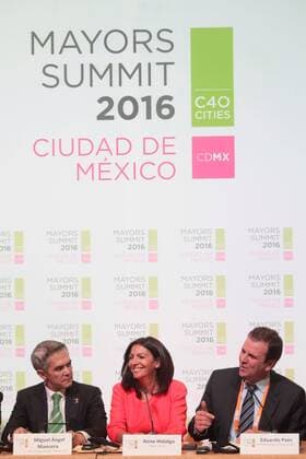Paris Mayor Anne Hidalgo (C) and her counterparts, from Mexico Miguel Angel Mancera (L) and from Rio de Janeiro Eudardo Paes take part at the C40 Mayors Summit in Mexico City, Mexico, 30 November 2016. Mayors from the biggest cities of the planet will debate on how to reduce carbon emissions. EFE Sashenka Gutierrez C40 MAYORS SUMMIT 2016 !ACHTUNG: NUR REDAKTIONELLE NUTZUNG!  MEX001 20161201-636161502021724793