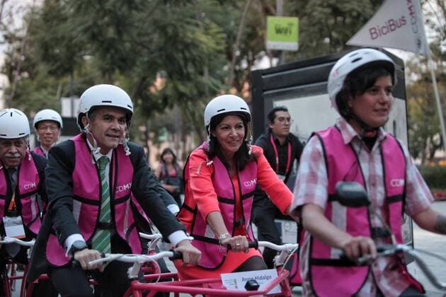 Paris Mayor Anne Hidalgo (C) and her Mexican counterpart Miguel Angel Mencera (L) arrive et the Hilton Hotel at the C40 Mayors Summit in Mexico City, Mexico, 30 November 2016. Mayors from the biggest cities of the planet will debate on how to reduce carbon emissions. EFE Sashenka Gutierrez C40 MAYORS SUMMIT 2016 !ACHTUNG: NUR REDAKTIONELLE NUTZUNG!  MEX001 20161201-636161523697659892