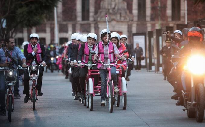Paris Mayor Anne Hidalgo (C) and her Mexican counterpart Miguel Angel Mencera (L) arrive et the Hilton Hotel at the C40 Mayors Summit in Mexico City, Mexico, 30 November 2016. Mayors from the biggest cities of the planet will debate on how to reduce carbon emissions. EFE Sashenka Gutierrez C40 MAYORS SUMMIT 2016 !ACHTUNG: NUR REDAKTIONELLE NUTZUNG!  MEX001 20161201-636161523729172094