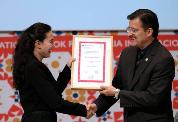 Spanish writer Marina Perezagua receives the Literature Prize Sor Juana Ines de la Cruz 2016 for her novel Yoro from the rector of the Universidad de Guadalajara Tonatiuh Bravo (R) in the frame of the International Book Fair of Guadalajara (FIL), in Guadalajara, Mexico, 30 November 2016. International Book Fair of Guadalajara (FIL) !ACHTUNG: NUR REDAKTIONELLE NUTZUNG!  MEX50 20161201-636161588401998377
