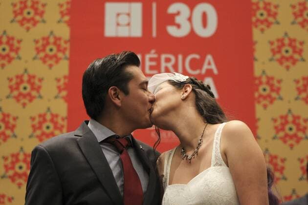 The Mexican teachers, Gabriela Jiménez (R) and Héctor Ortíz (L), are seen during their marriage ceremony, during the Guadalajara International Book Fair, in Guadalajara, Mexico, on 30 November 2016. As a novel story, of the many that can be read among the hundreds of books that are shown here, the couple of teachers married between journalists and curious who watched the ceremony, after years of attending as spectators to this literary encounter. International Book Fair of Guadalajara (FIL) !ACHTUNG: NUR REDAKTIONELLE NUTZUNG!  MEX50 20161201-636161589018510377