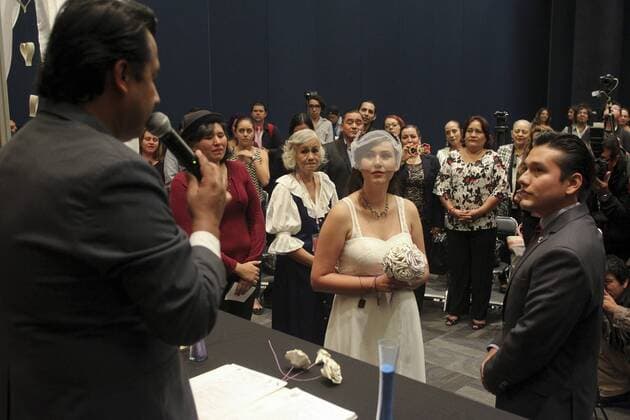 The Mexican teachers, Gabriela Jiménez (C) and Héctor Ortíz (L), are seen during their marriage ceremony, during the Guadalajara International Book Fair, in Guadalajara, Mexico, on 30 November 2016. As a novel story, of the many that can be read among the hundreds of books that are shown here, the couple of teachers married between journalists and curious who watched the ceremony, after years of attending as spectators to this literary encounter. International Book Fair of Guadalajara (FIL) !ACHTUNG: NUR REDAKTIONELLE NUTZUNG!  MEX50 20161201-636161589031458377