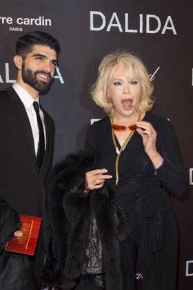 Amanda Lear CELEBRITES : Filmpremiere Premiere Film DALIDA - Paris - 30 11 2016 StephenCaillet Panoramic 