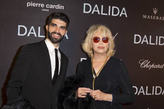 Amanda Lear CELEBRITES : Filmpremiere Premiere Film DALIDA - Paris - 30 11 2016 StephenCaillet Panoramic 