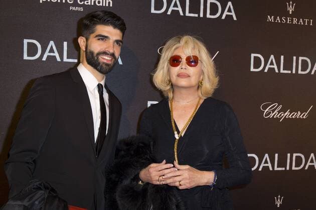 Amanda Lear CELEBRITES : Filmpremiere Premiere Film DALIDA - Paris - 30 11 2016 StephenCaillet Panoramic 