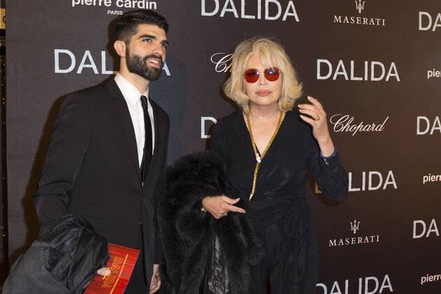 Amanda Lear CELEBRITES : Filmpremiere Premiere Film DALIDA - Paris - 30 11 2016 StephenCaillet Panoramic 