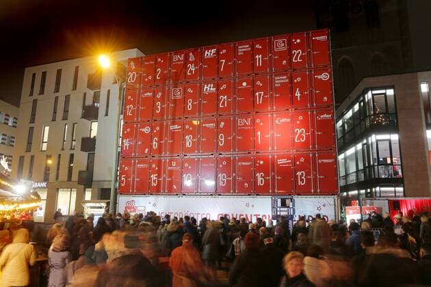 Adventskalender aus Containern in Dortmund - Erstes Türchen geöffnet Dortmund Germany, Dec.1th 2016. The first door has been opened at the supposedly largest Advent calendar of the world. Made of 30 ship containers the Advent calendar is 15 x 13 meters in size and has a total weight of 64 tonnes. Behind the first door was a voucher for the furnishing of a children s home in Dortmund. From December 1th onwards, a Christmas child will open a door every day at 18:00 from above a lifter.